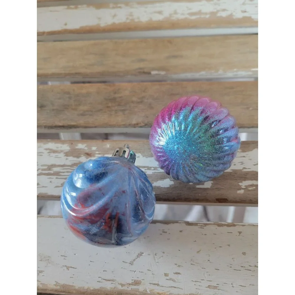 Tie dye Blue sparkle‎ pink plastic ball ornament se